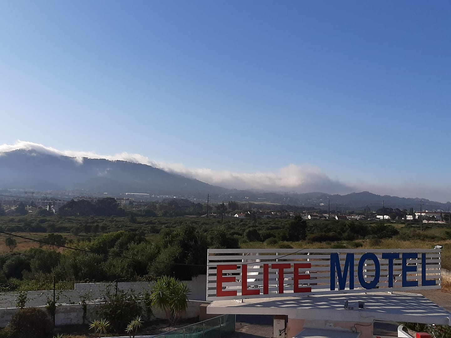 Exterior do Elite Motel com vista para a serra
