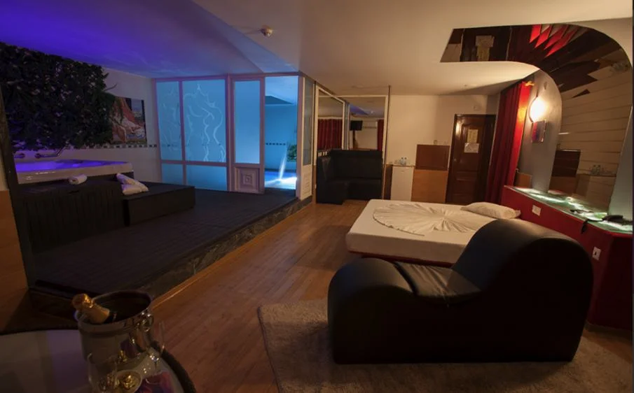 Suite ampla com sofá tântrico e piscina privativa no Elite motel, em Sintra