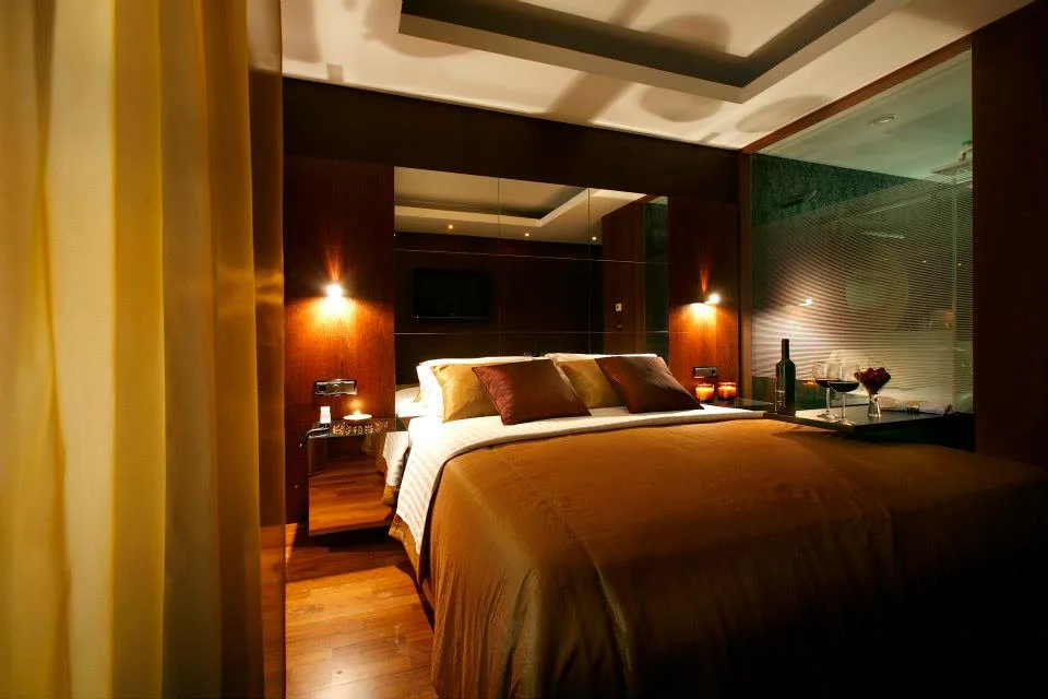 Pormenor da cama da suite Bali, no Motel Flamingo