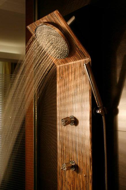 Chuveiro da zona de duche com pormenor em madeira, na suite Bali.
