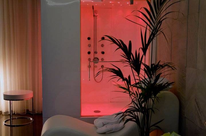 Zona de duche com cromoterapia e sofá erótico na suite Flamingo.