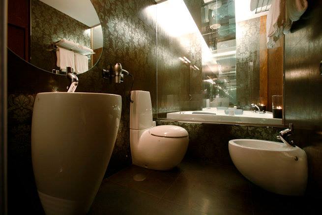Wc privativo com lavatório, sanita, bidé e jacuzzi da suite Veneza no Motel Flamingo