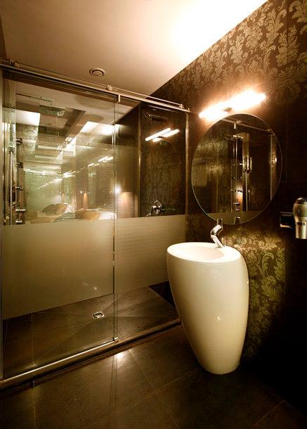 Lavatório e espelho no wc privativo da suite Veneza do Motel Flamingo
