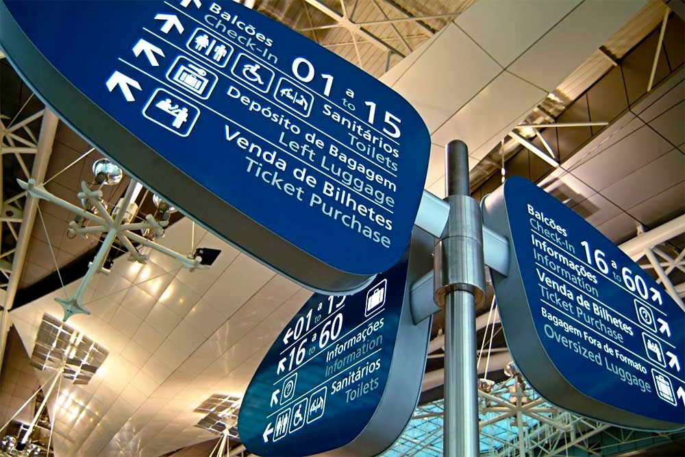 Placas de indicações no Aeroporto Sá Carneiro, no Porto
