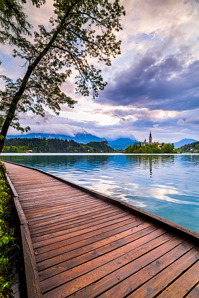 Passadiço junto ao Lago Bled com a ilha em fundo, na Eslovénia.