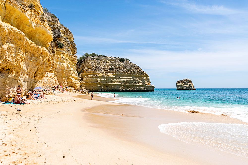 Praia com bastantes zonas rochosas, na região do Algarve