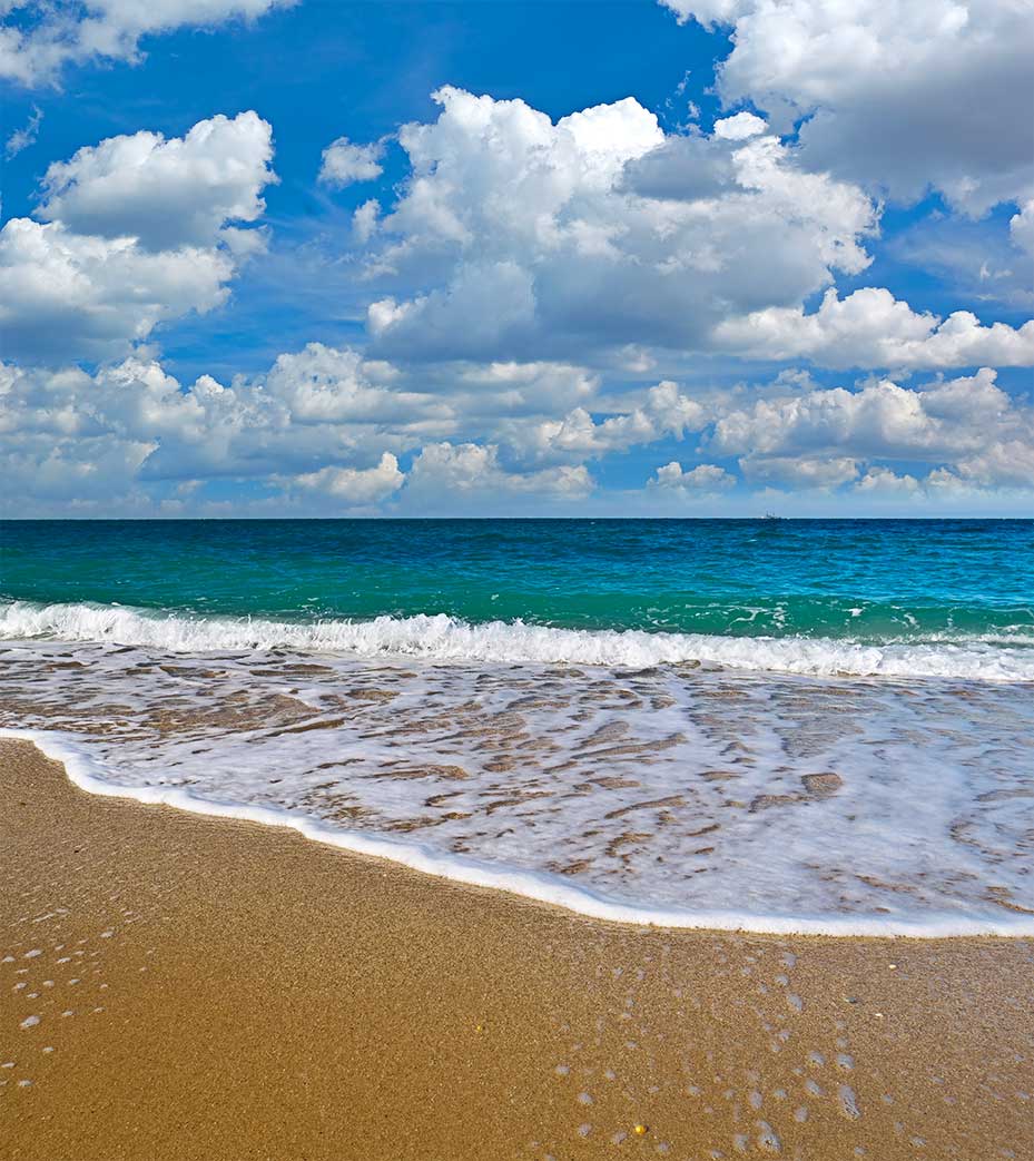 Beira-mar e céu com nuvens numa praia portuguesa