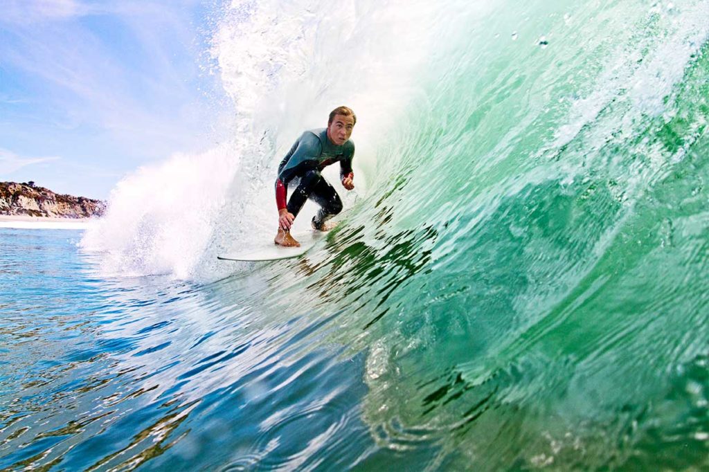 Surfiste dentro de uma onda