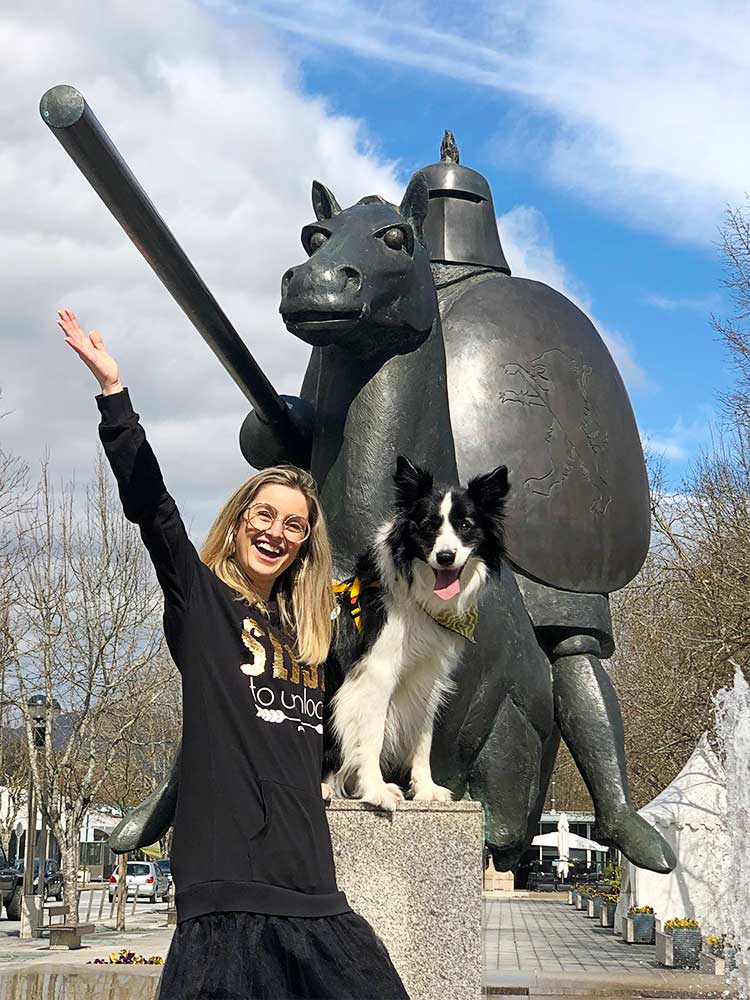 Sara and Rafa next to a monument in Arcos de Valdevez.