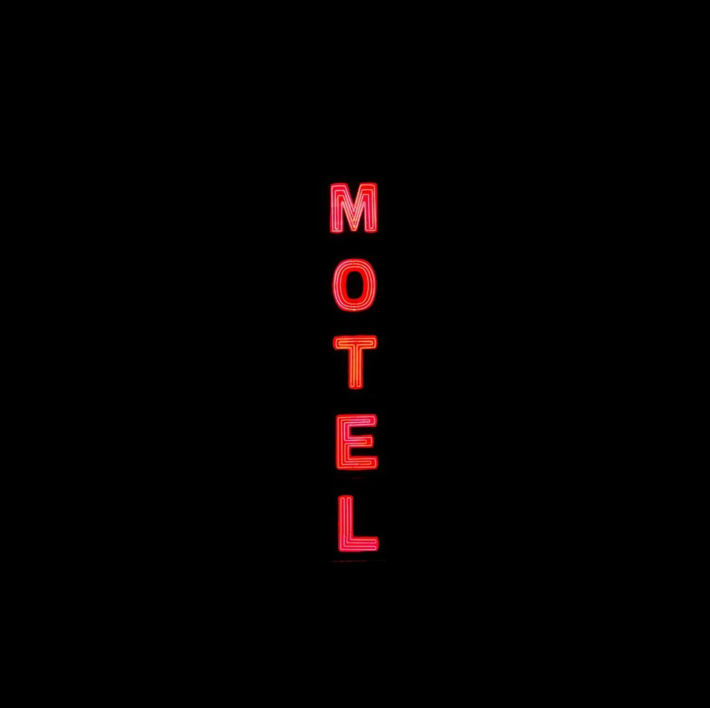 Imagem de sinalização de Motel em luzes vermelhas à noite
