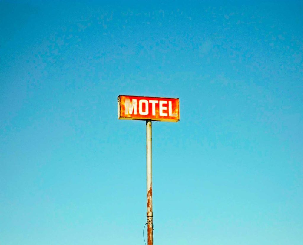 Placa indicativa de motel.
