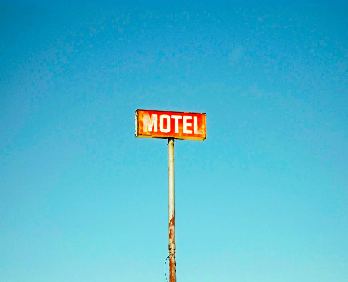 Placa indicativa de motel.