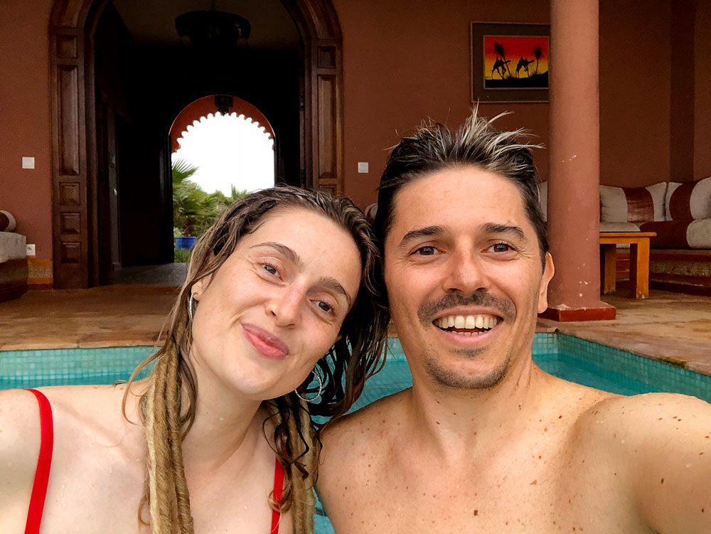 Sara e Pedro na piscina do Hotel Dar de Santis, em Azamor.
