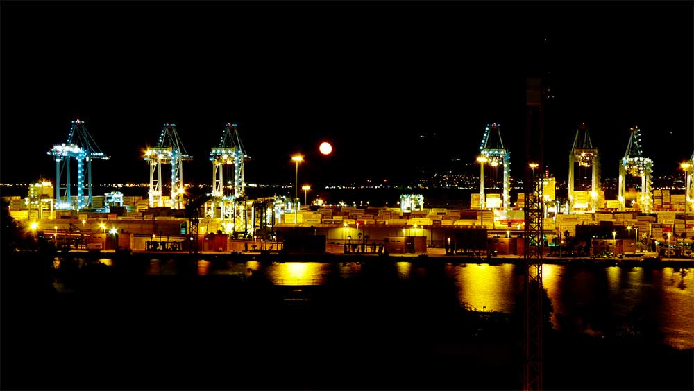 Vista do porto de Algeciras à noite.