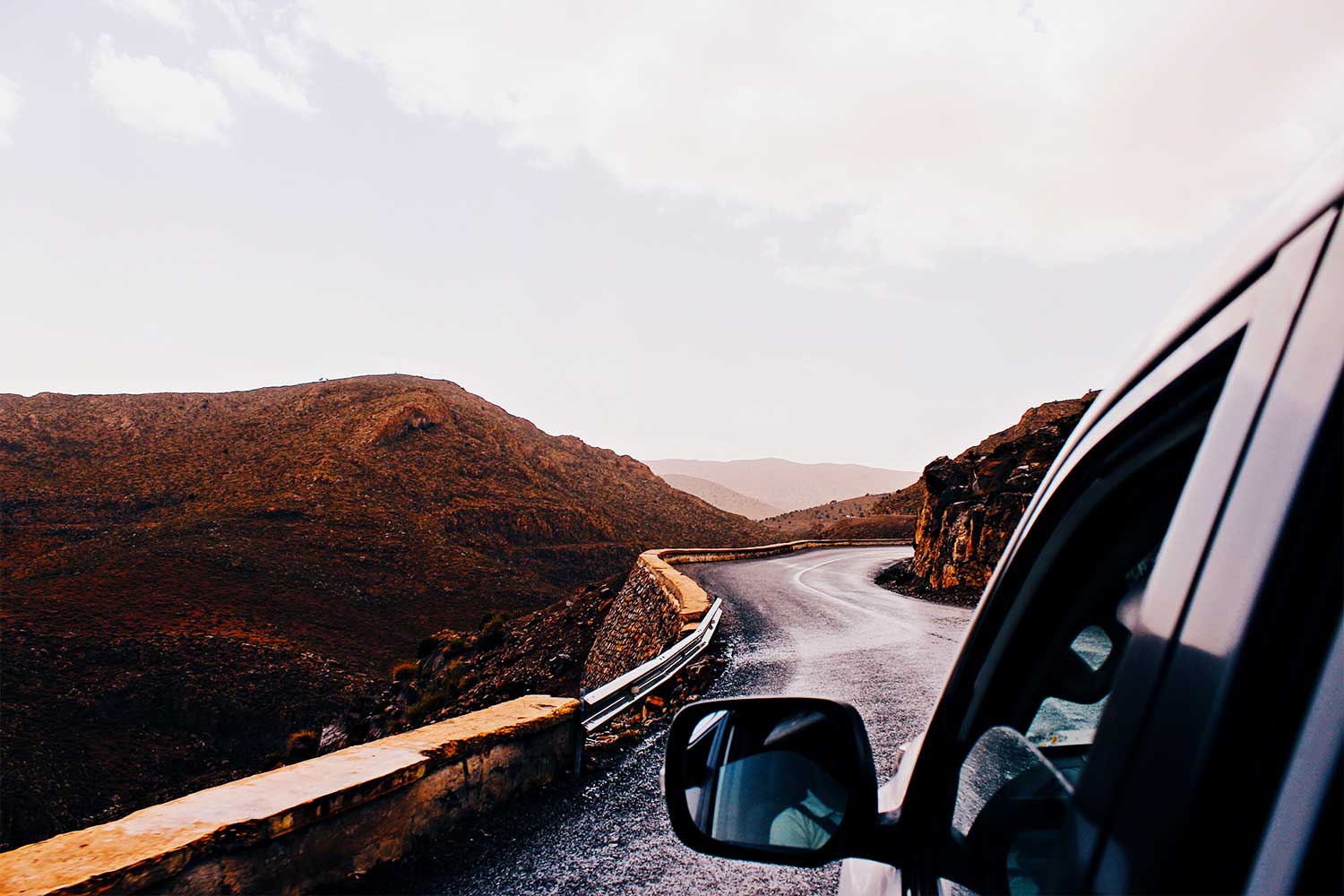 Viagem de carro em estrada de Marrocos.