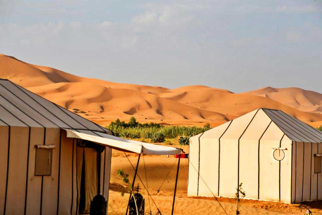 Exterior do Sahara Luxury Camp, no deserto do Saara.