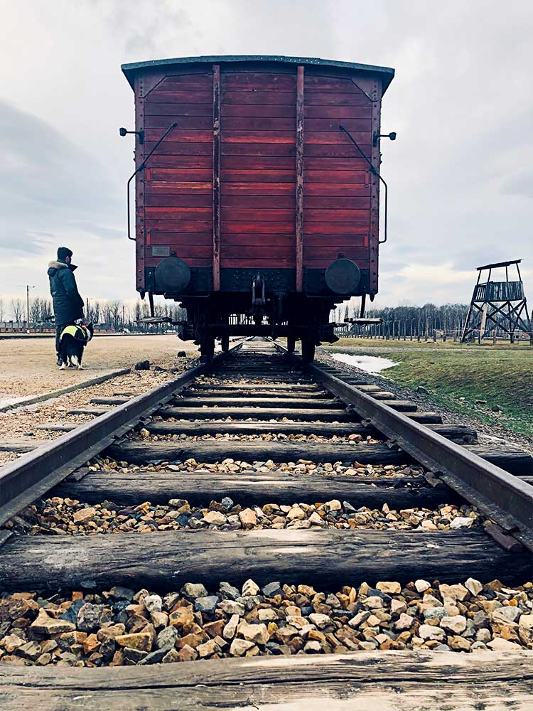 Antigo vagão de transporte das vítimas até ao campo de concentração de Auschwitz.