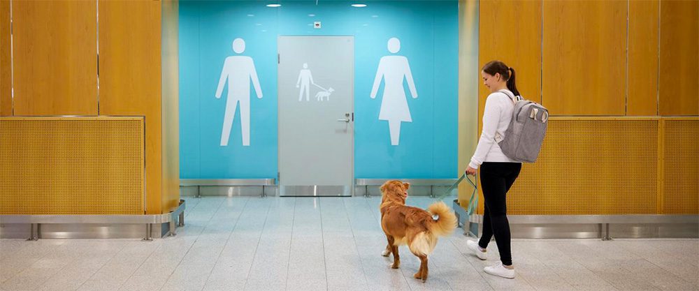 WC interior para cães no aeroporto de Helsínquia.