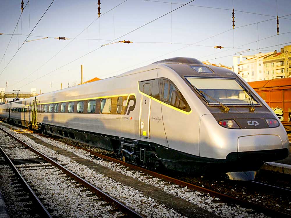 Comboio alfa pendular da CP (Comboios de Portugal).