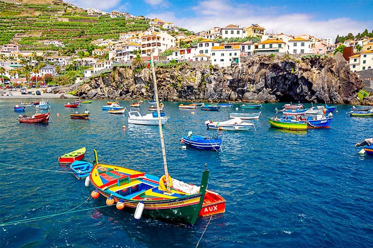 Barcos atracados em Câmara de Lobos, na Madeira.