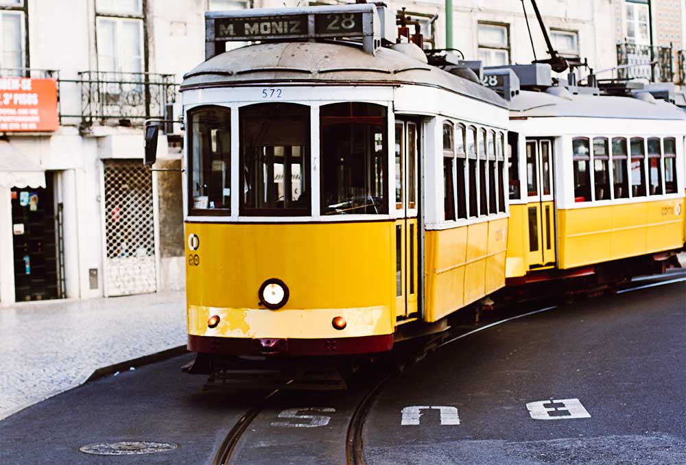 Elétrico a circular na cidade de Lisboa