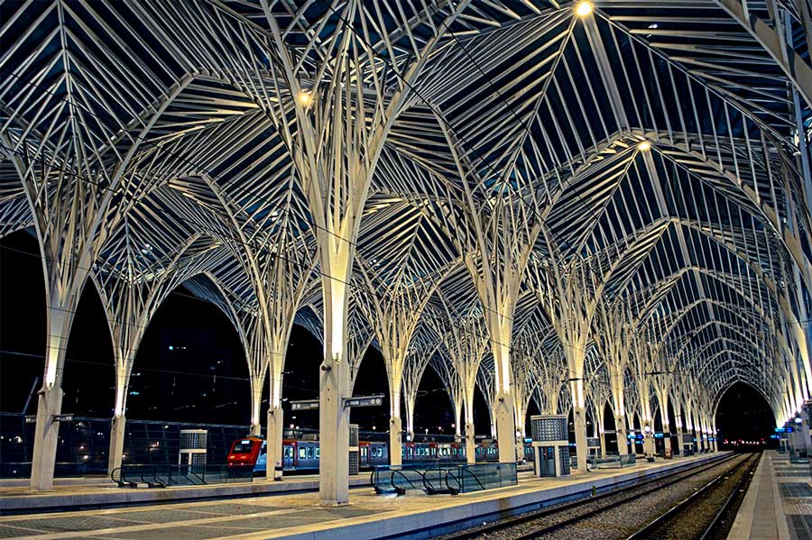 Estação de comboios do Oriente em Lisboa à noite