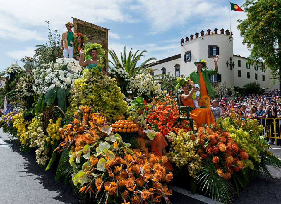 Carros de flores no desfile da Festa da Flor, na Madeira.