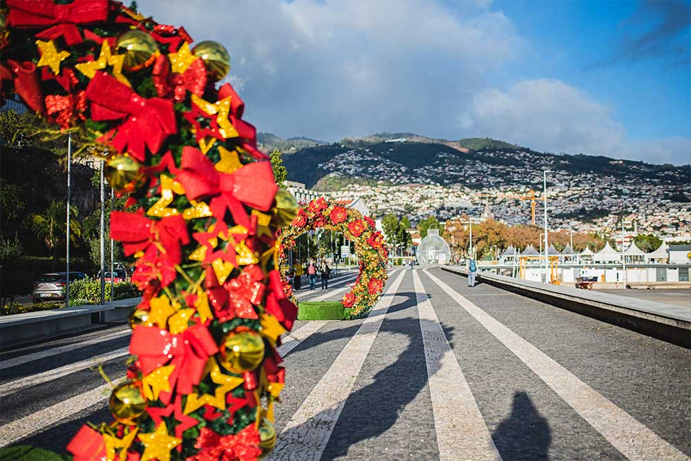 Decorações nas ruas do Funchal para a Festa da Flor.