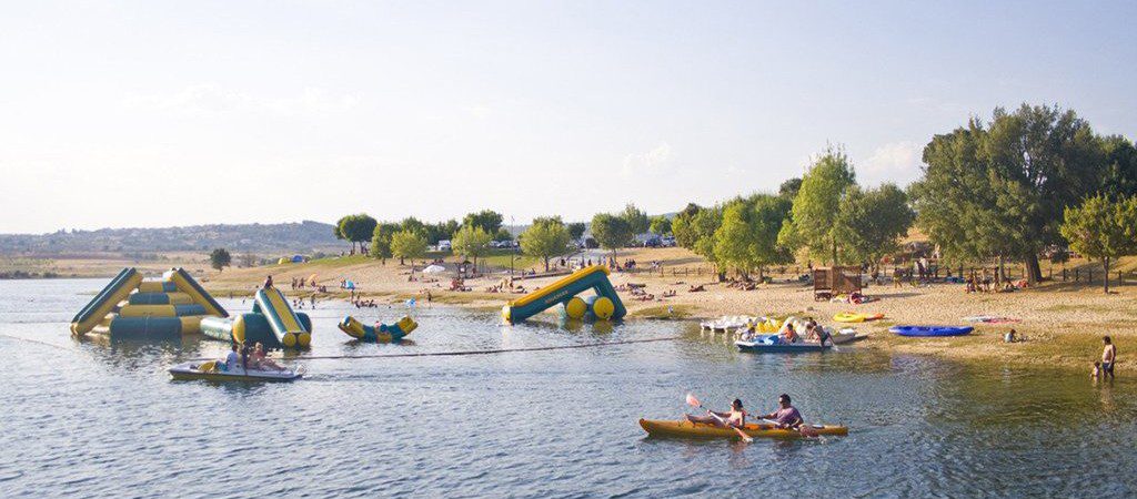 Insufláveis, kayaks e outros materiais aquáticos na praia fluvial de Fraga da Pegada, em Macedo de Cavaleiros.