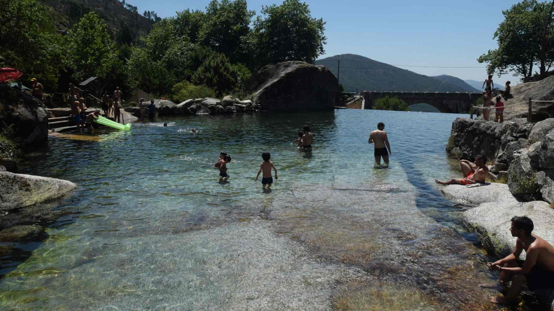 Banhistas na praia fluvial de Loriga, no concelho de Seia.