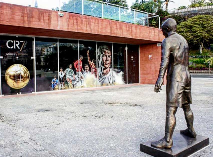 Exterior do Museu CR7 com estátua em bronze de Cristiano Ronaldo.