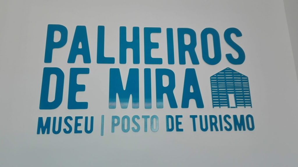 Cartaz identificativo do Museu/Posto de Turismo "Palheiros de Mira", na Praia de Mira