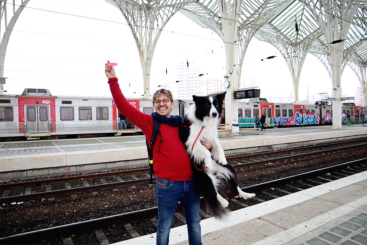 Pedro com o Rafa ao colo na estação do Oriente, em Lisboa