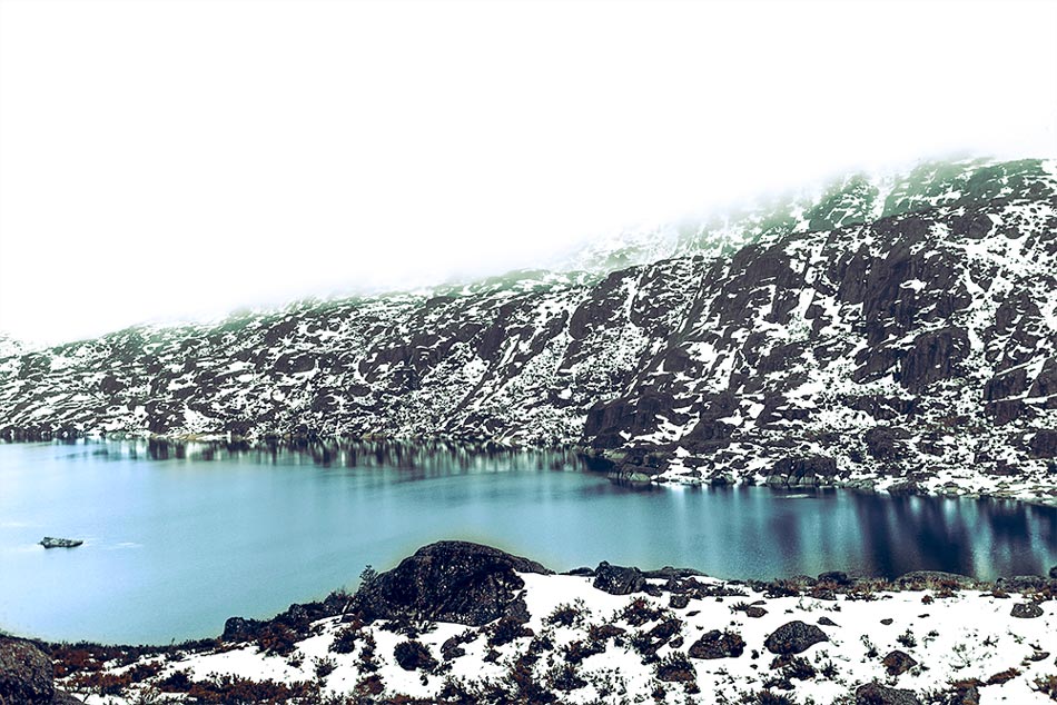 Imagem da Lagoa Comprida coberta de neve na Serra da Estrela.
