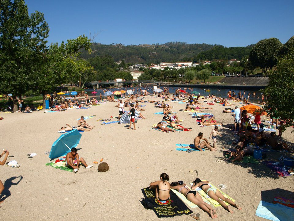 Areal com banhistas na praia fluvial da Valeta, em Arcos de Valdevez.