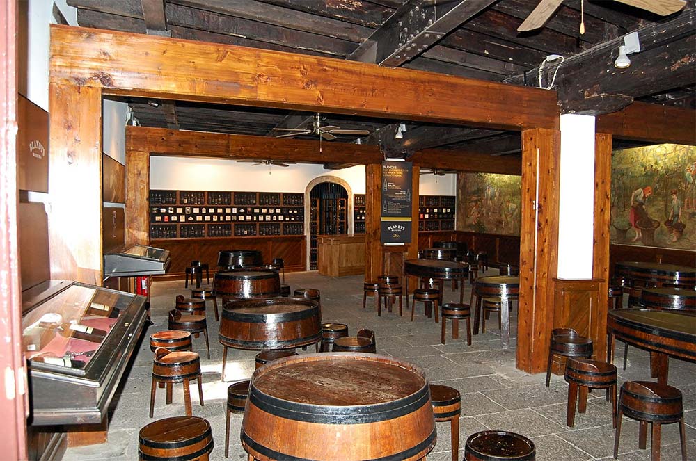 Zona de prova de vinho da Madeira, com mesas e cadeiras.