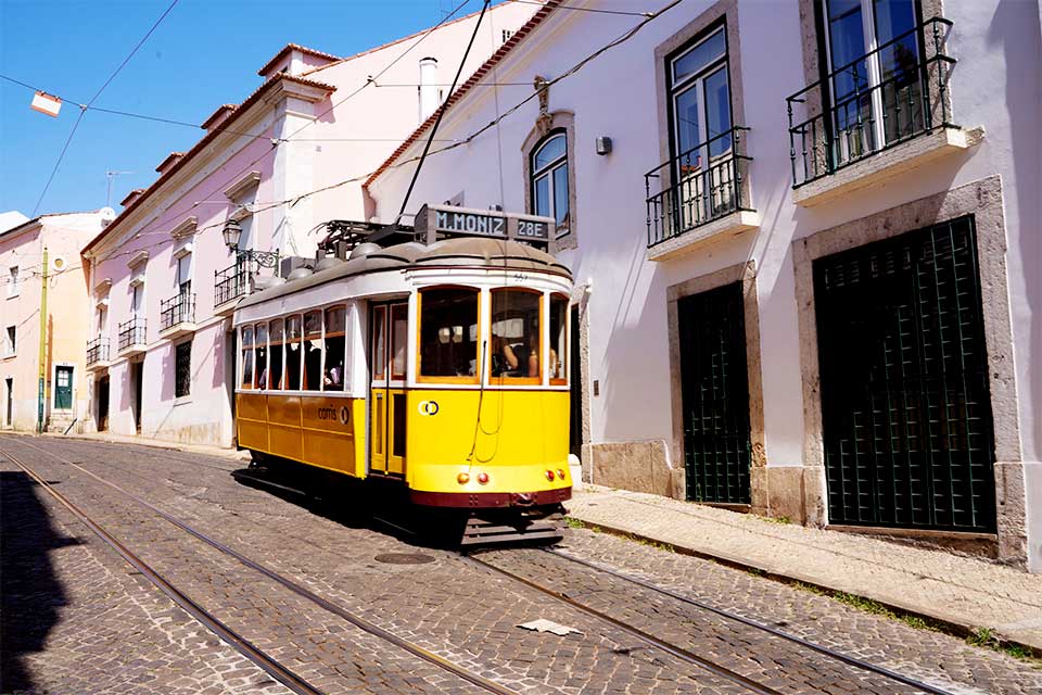 Elétrico a circular numa das ruas de Lisboa