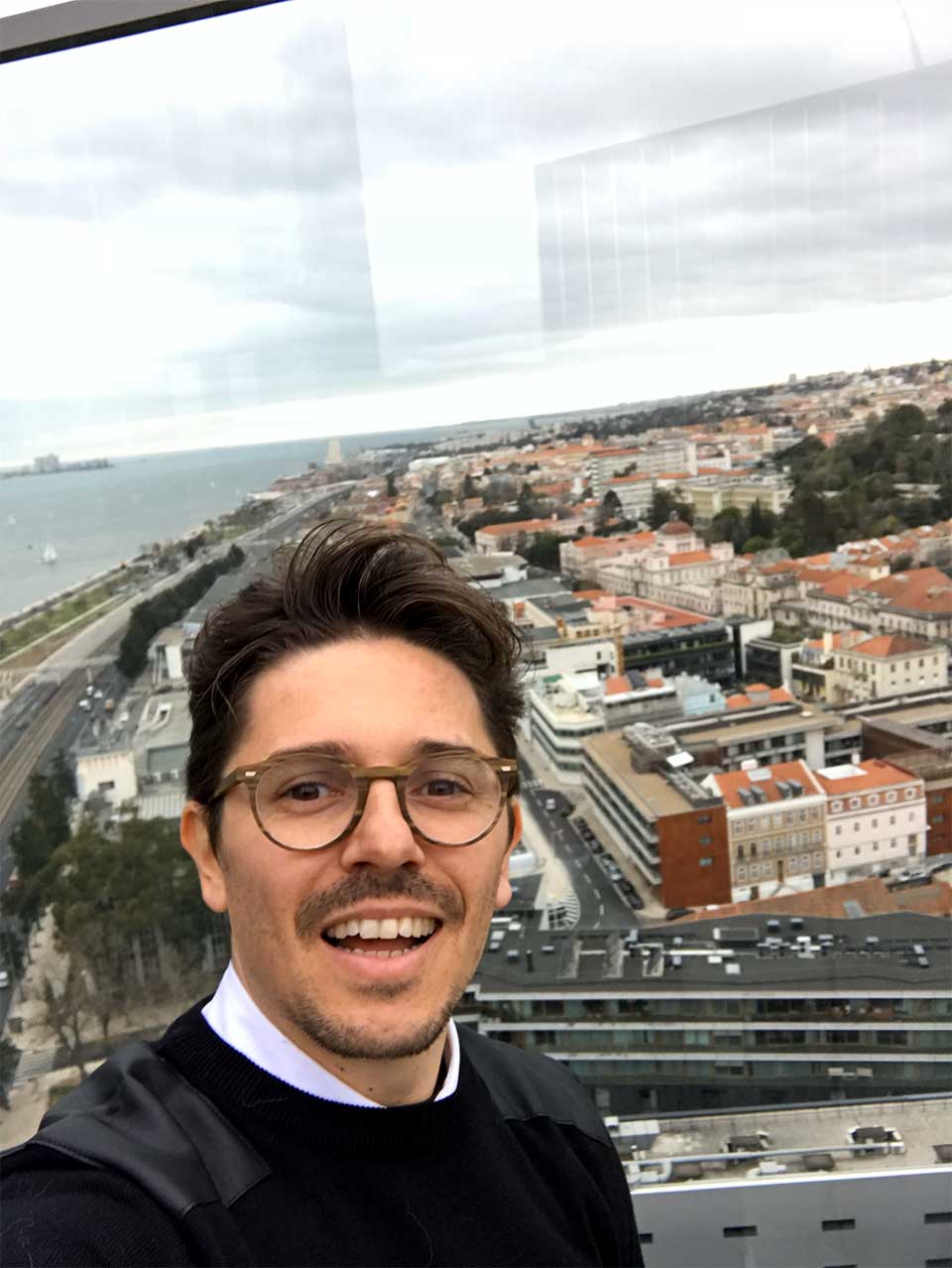 Pedro durante a experiência Pilar7, com vista sobre Lisboa em fundo.