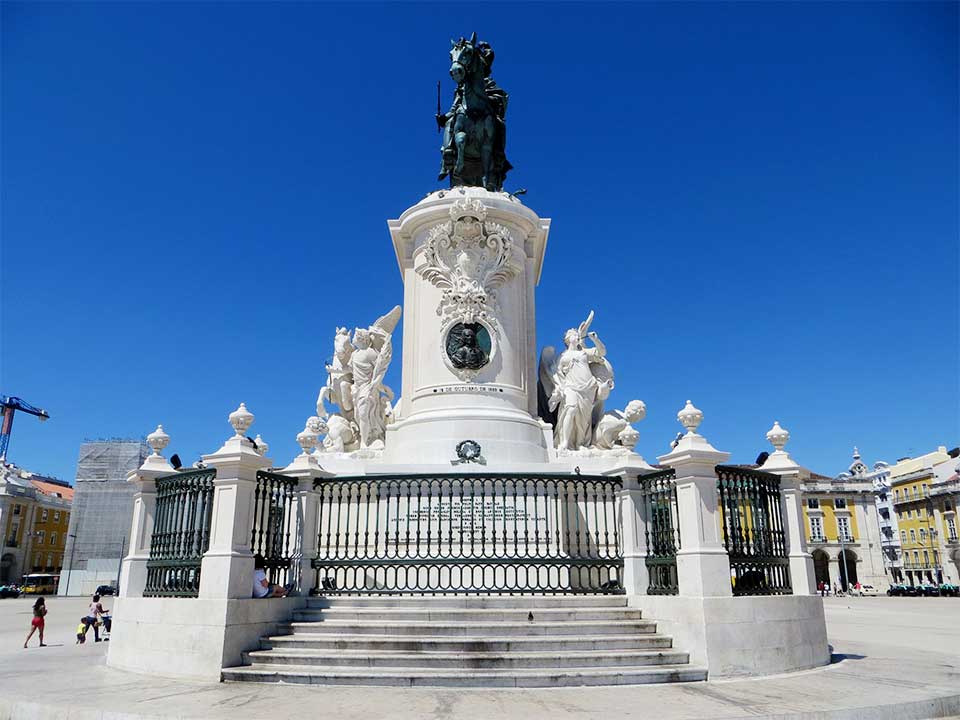 Estátua no centro da Praça do Comércio, na baixa de Lisboa