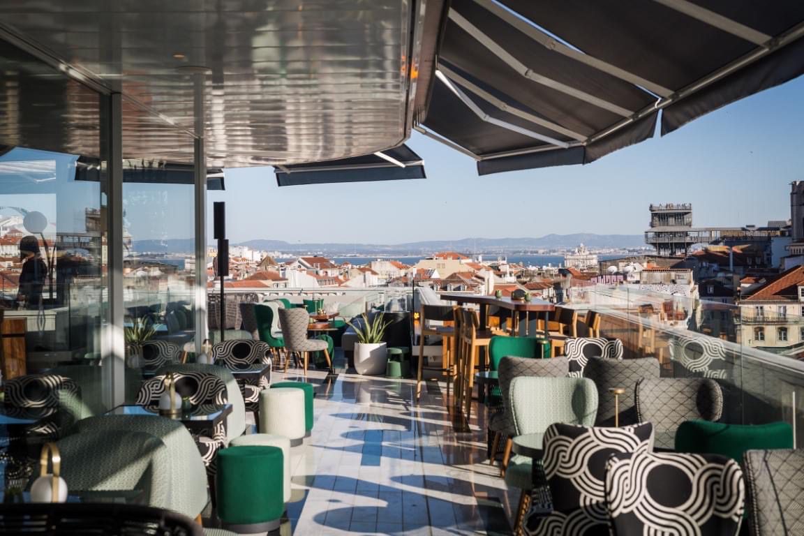 Rossio Gastrobar, rooftop no Rossio em Lisboa, com vista para o elevador de Santa Justa e para o Rio Tejo