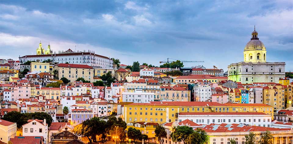 Vista panorâmica de Lisboa, com a Basílica da Estrela ao fundo.