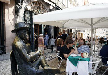 Estátua do escritor Fernando Pessoa no café A Brasileira, na Baixa de Lisboa.