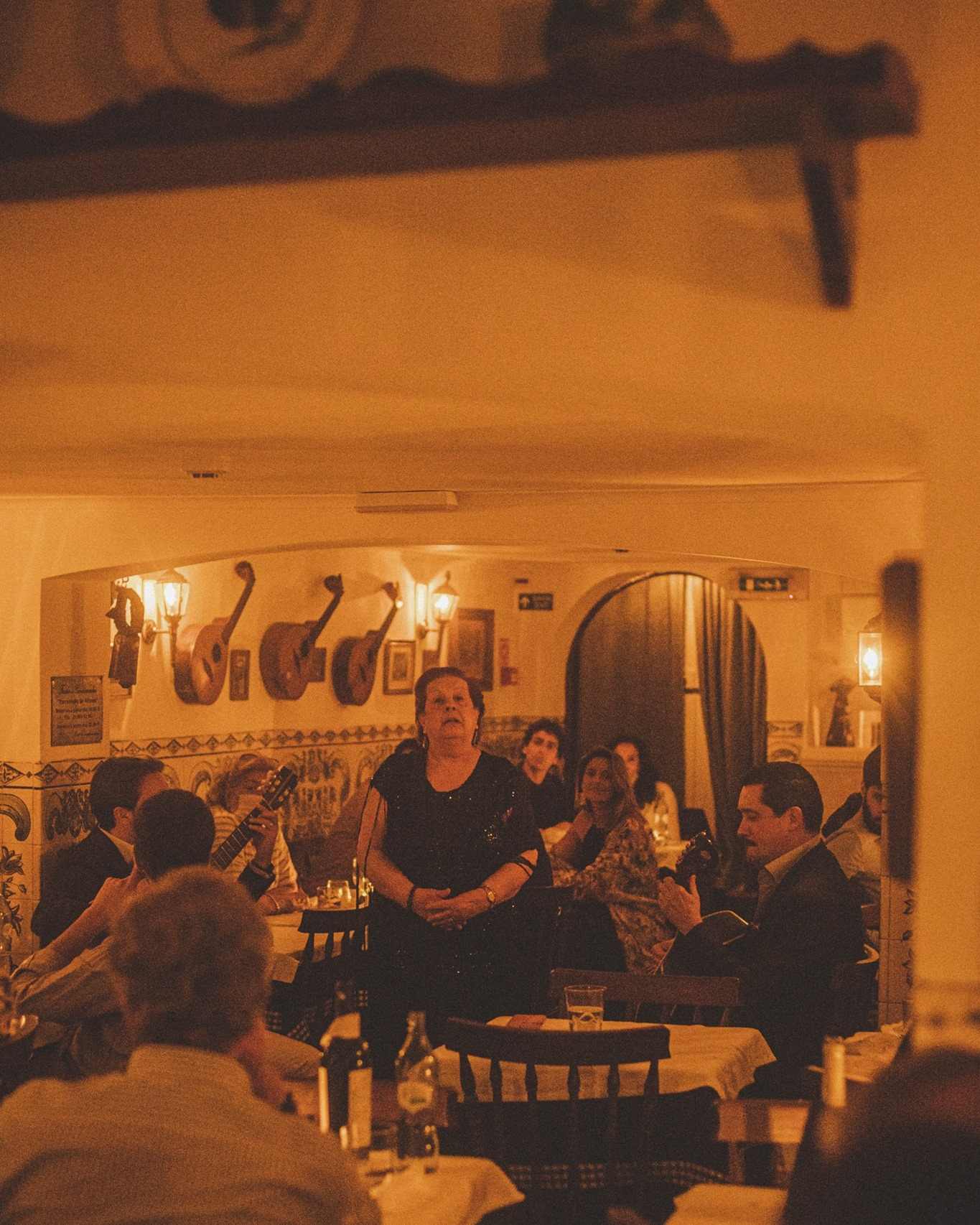 Fadista a cantar numa casa de fados em Lisboa.