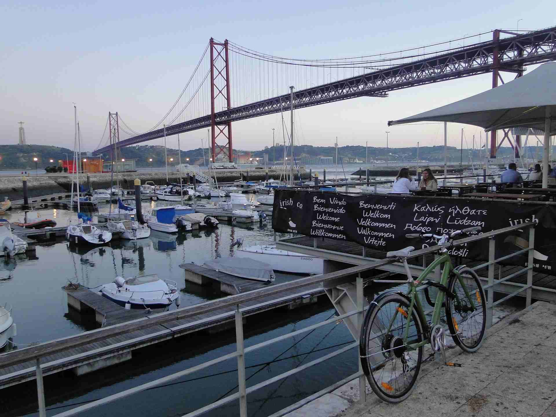 Vista das Docas de Lisboa, com restaurantes perto de barcos atracados
