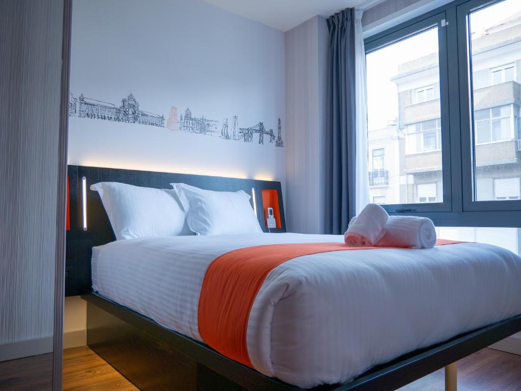 Quarto com cama de casal no Easy Hotel Lisbon