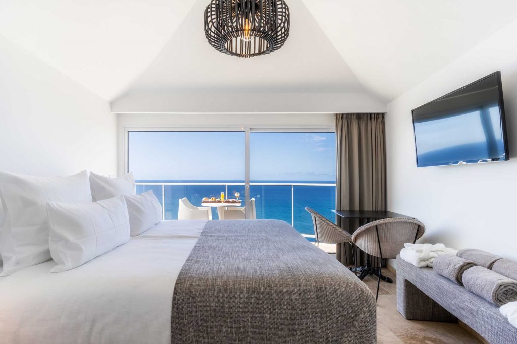 Quarto com cama de casal com vista para o mar, no Escarpa - The Madeira Hideaway, na Ponta do Sol, na Madeira.