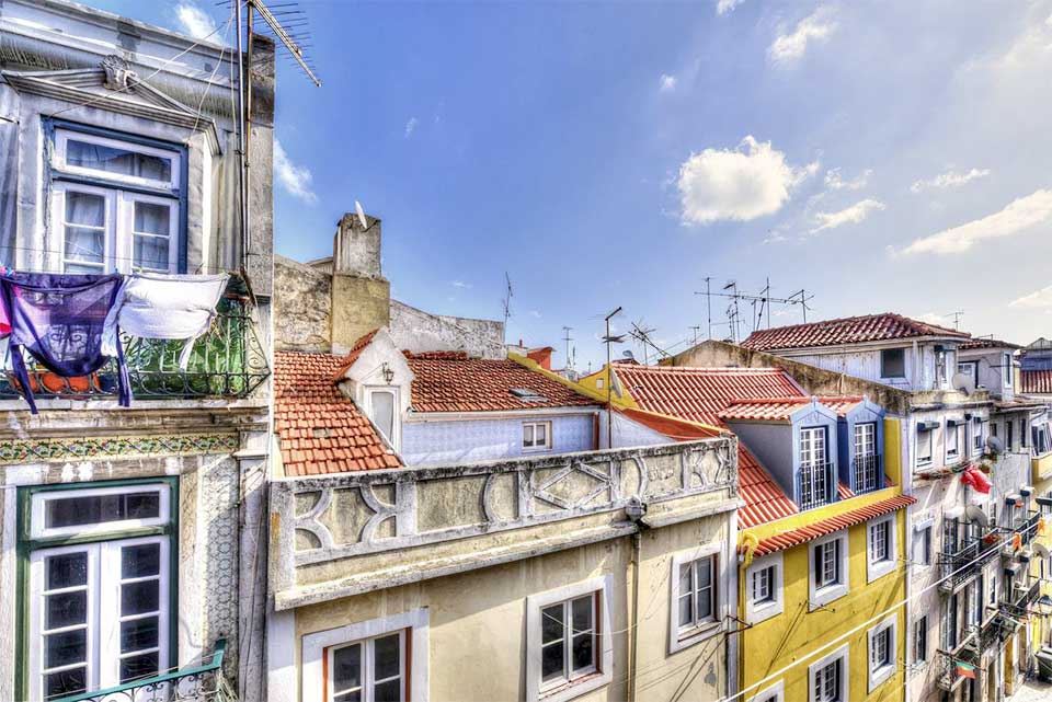 Fachadas de casas no Bairro Alto, zona antiga de Lisboa.