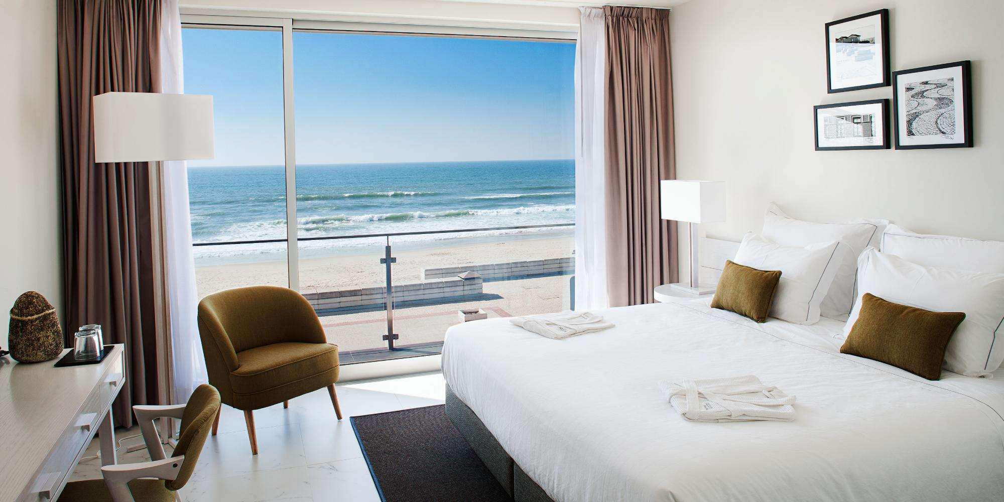 Quarto com cama de casal e vista para o mar no Furadouro Boutique Hotel Beach and SPA, em Ovar