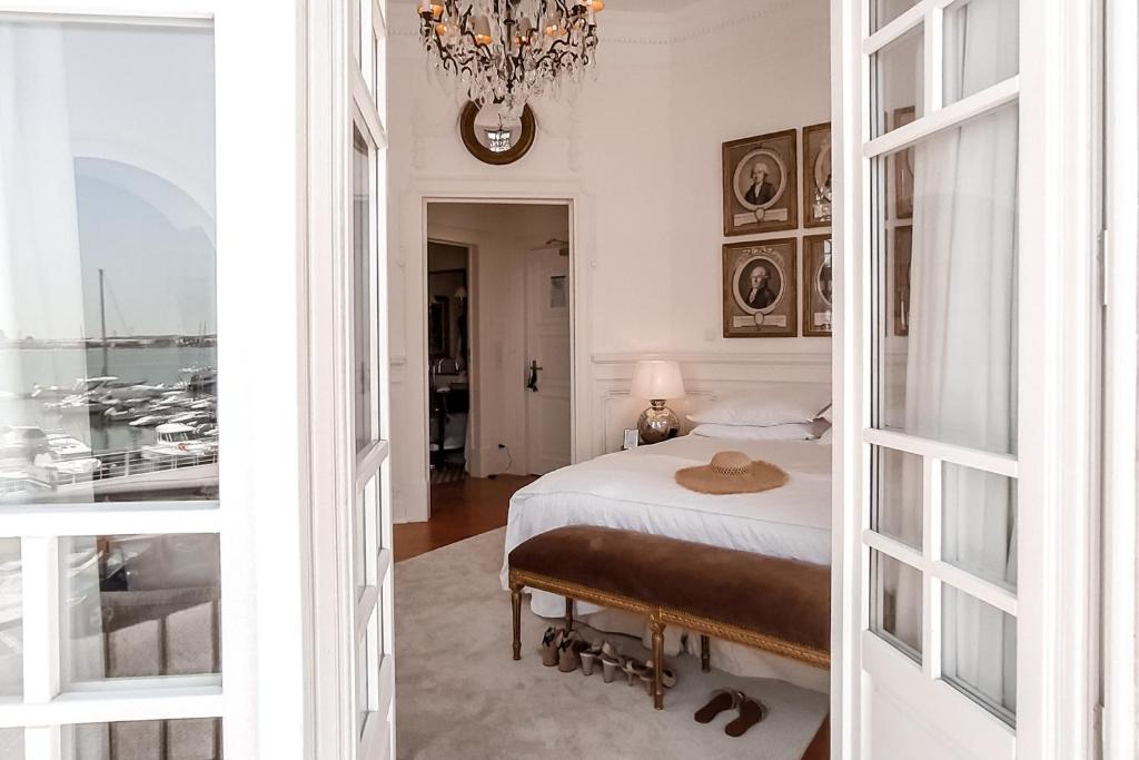 Quarto do Grand House - Relais & Chateaux com cama de casal e decoração vintage.
