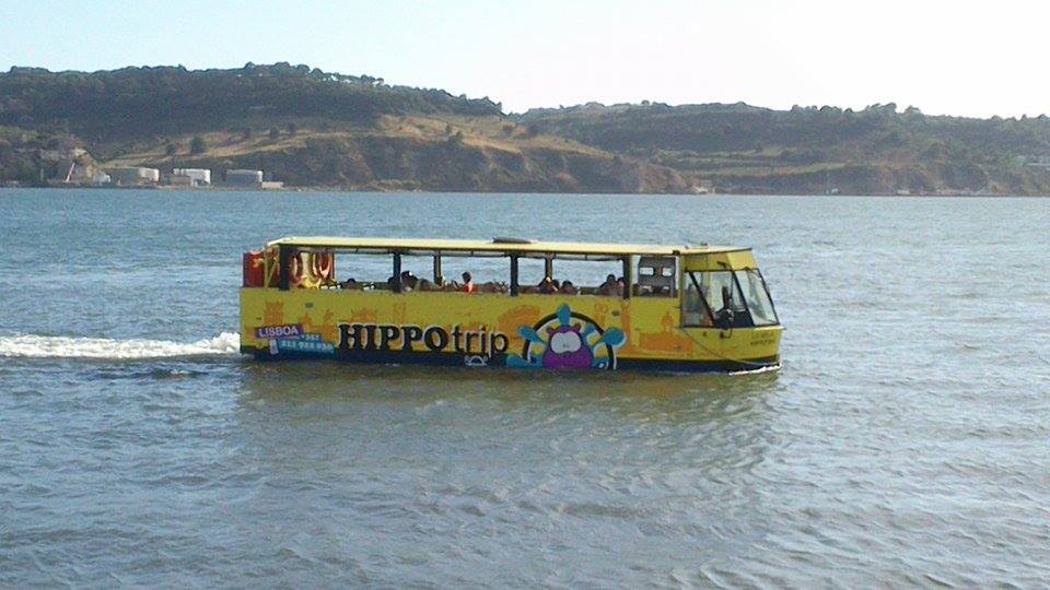 Hippotrip, o veículo anfíbio, no rio Tejo, em Lisboa.